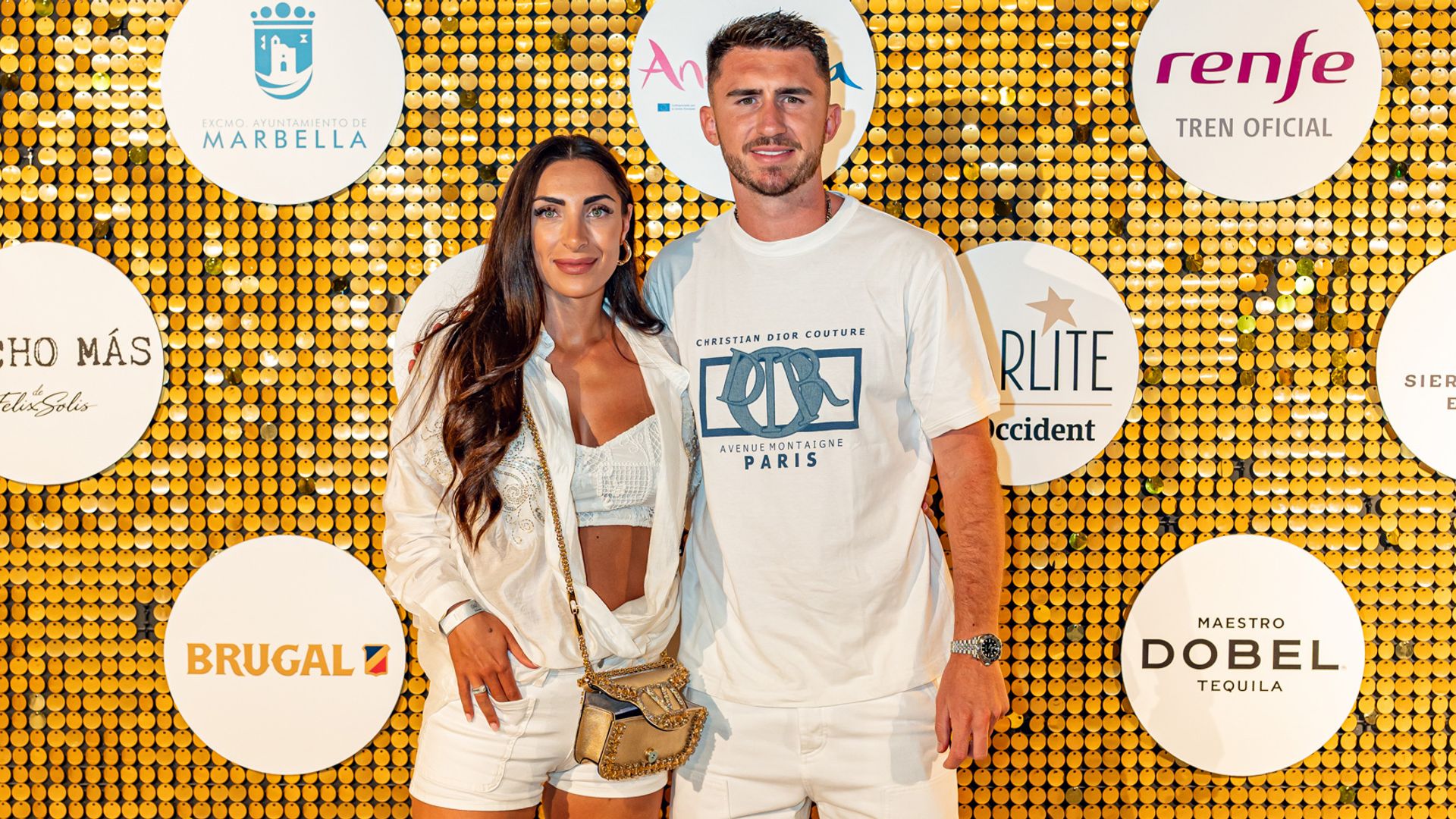 Laporte, una de las estrellas de España en la Eurocopa, pasea su amor con Sara Botello por Marbella