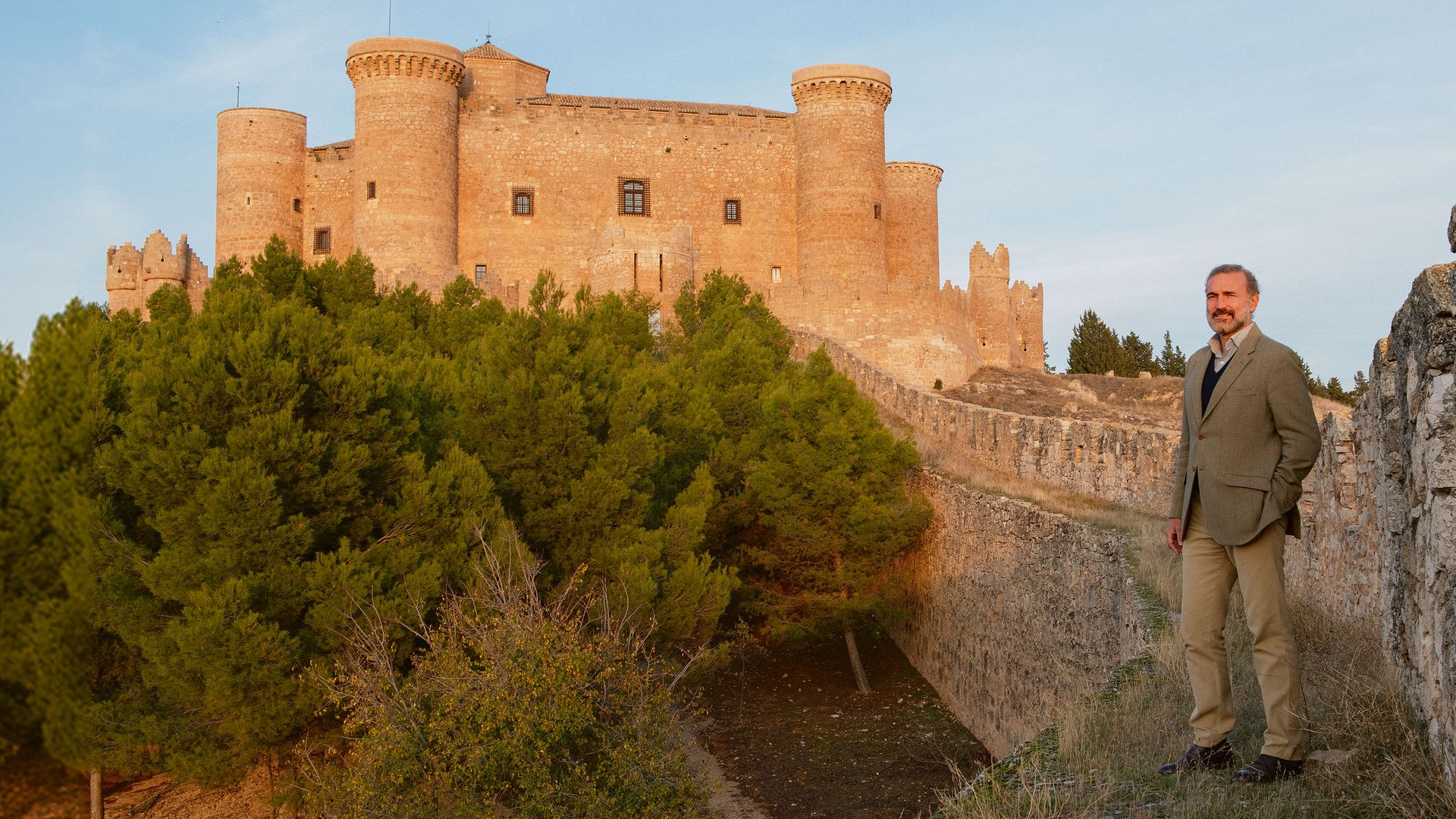 Javier Fitz-James Stuart en su castillo