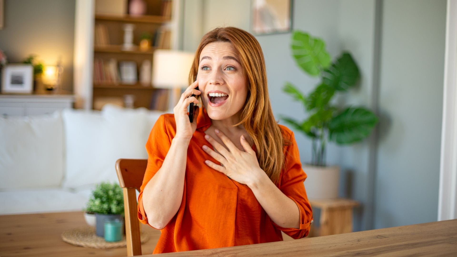 mujer hablando por teléfono