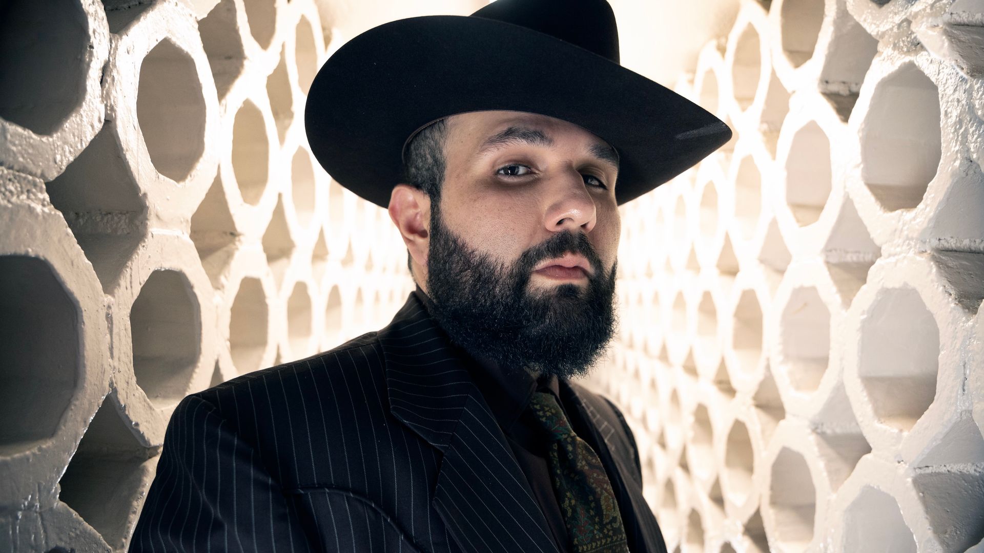 Carín León estena 'Muda', y Christian Nodal lanza 'Miel con Licor'