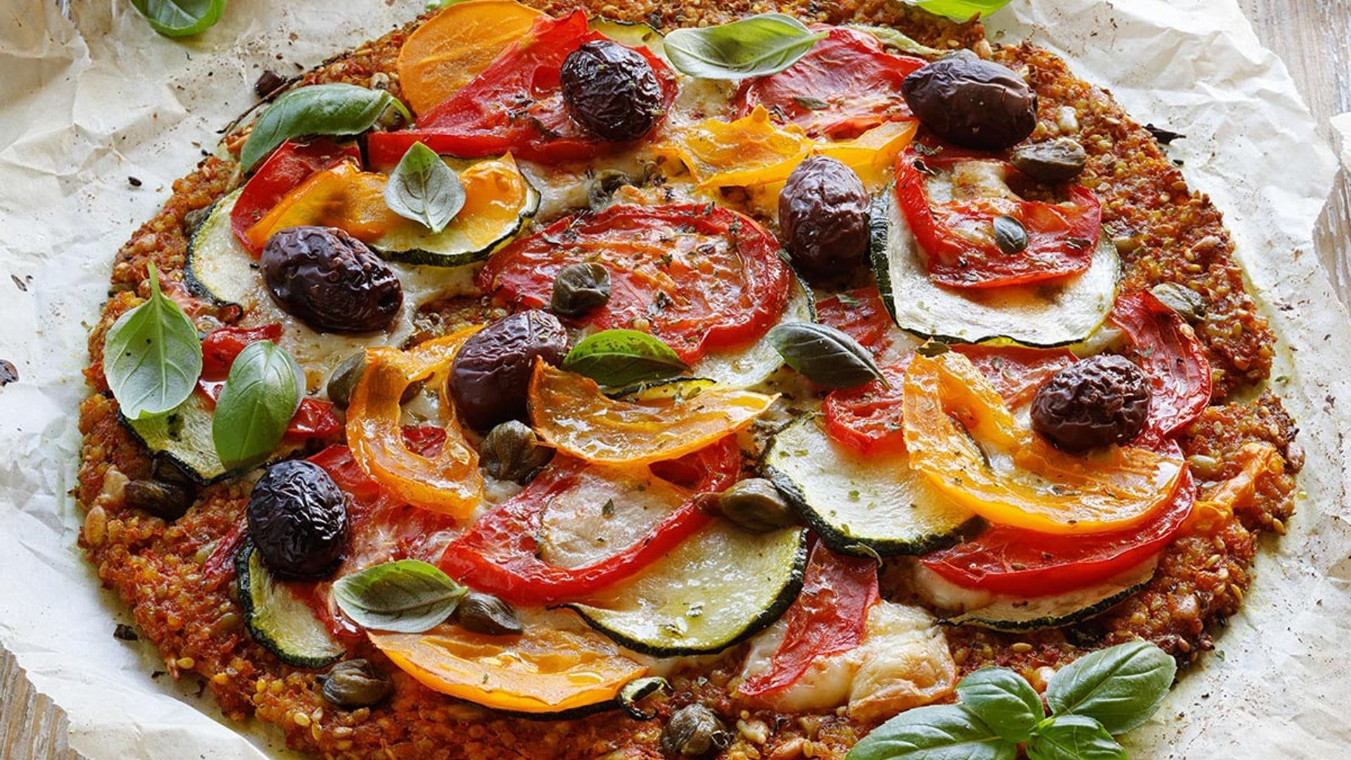 Pizza de zanahoria con tomate, calabacín y aceitunas