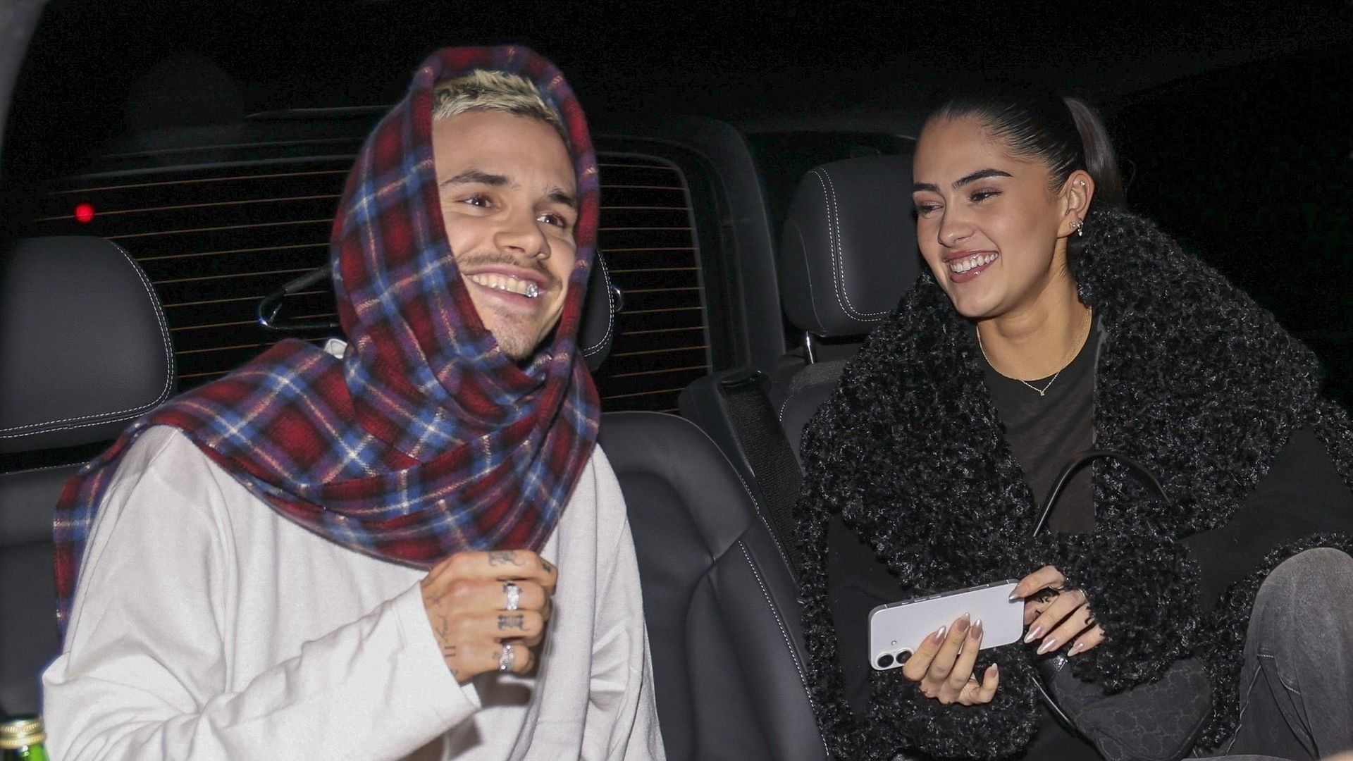 Romeo Beckham y Kim Turnbull fueron vistos sonrientes en el Hotel Costes de París.