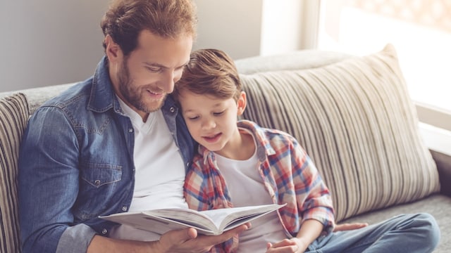 Padre leyendo con su hijo un libro