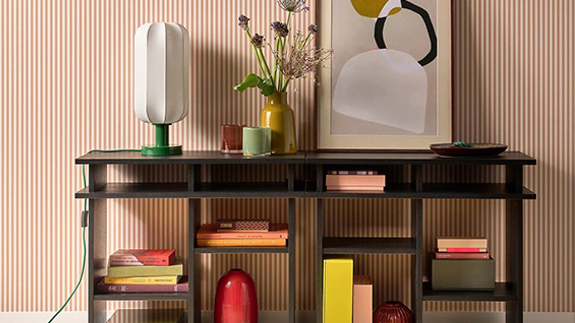 Aparador con lámpara de sobremesa en color, coordinada con apliques de pared