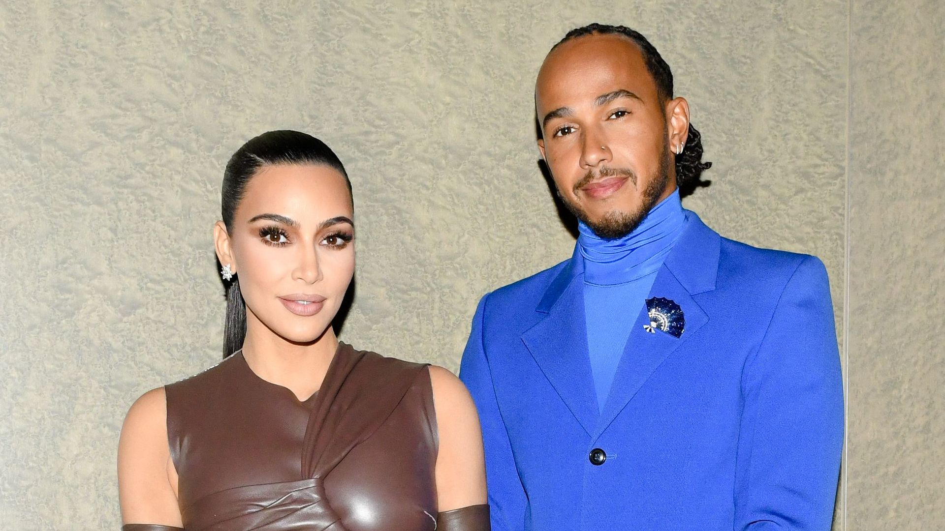 Kim Kardashian y Lewis Hamilton hace oficial su noviazgo con un divertido paseo en bicicleta