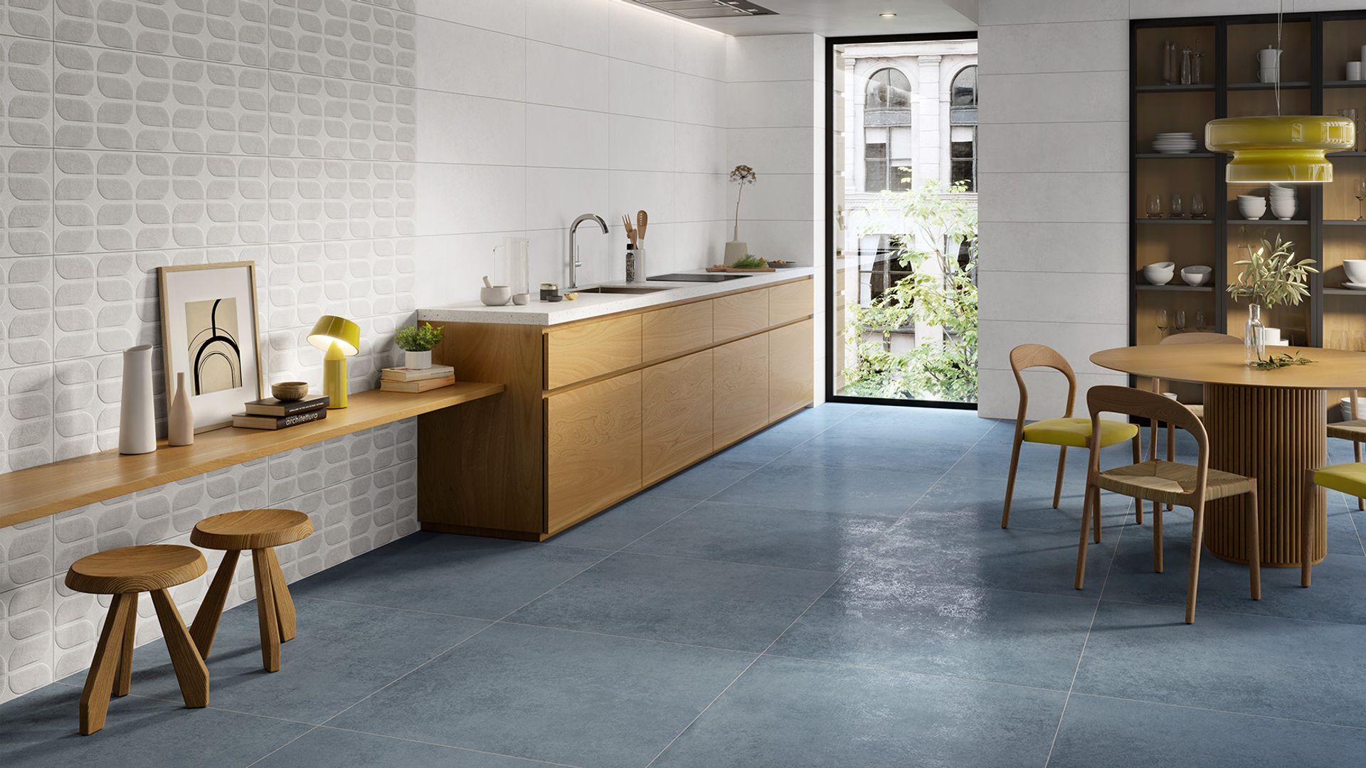 Cocina con comedor, suelo porcelánico en color azul, revestimiento blanco, mesa redonda, cocina de madera 