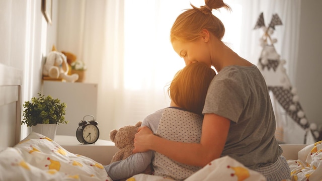 madre despertando a su hijo por la ma ana