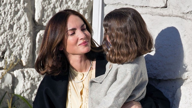 Eugenia posa para una foto con Belén, hija de su ahijada Belén, con la que comparte además corte de pelo, para gran diversión de ambas, además de grandes dotes para posar