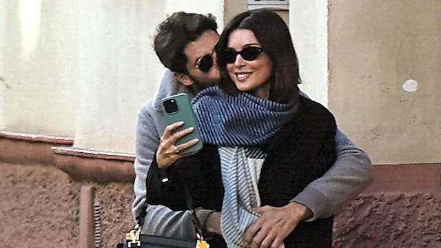 Cayetano Rivera, dándole un beso a Maria Cerqueira