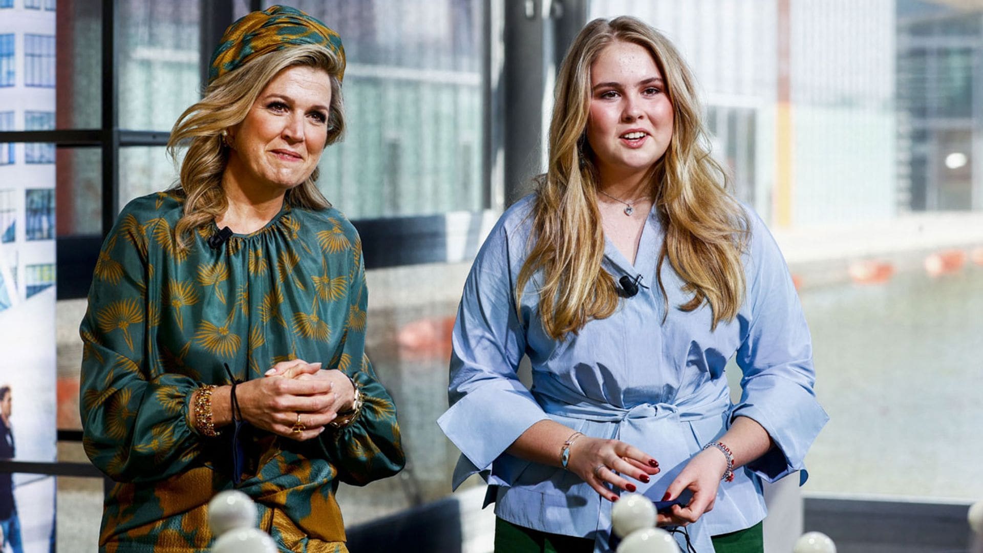 Máxima y la princesa Amalia se coordinan para recrear el posado familiar dos meses después