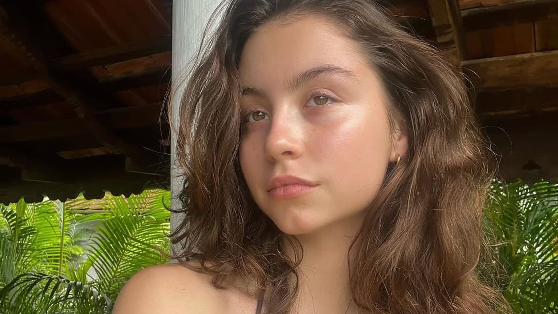 Carys Douglas en bikini