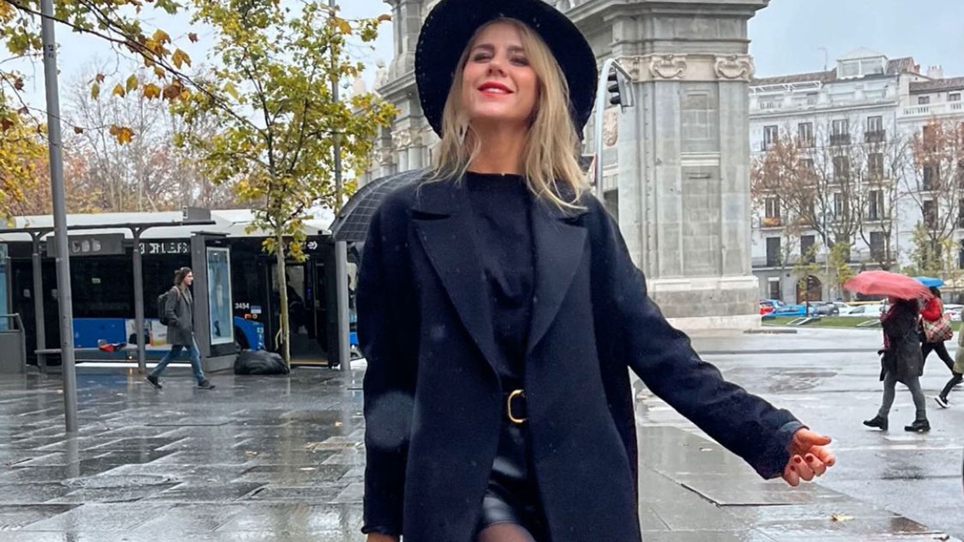 El look fácil de Amelia Bono con las botas virales de Zara que más estilizan en días nublados