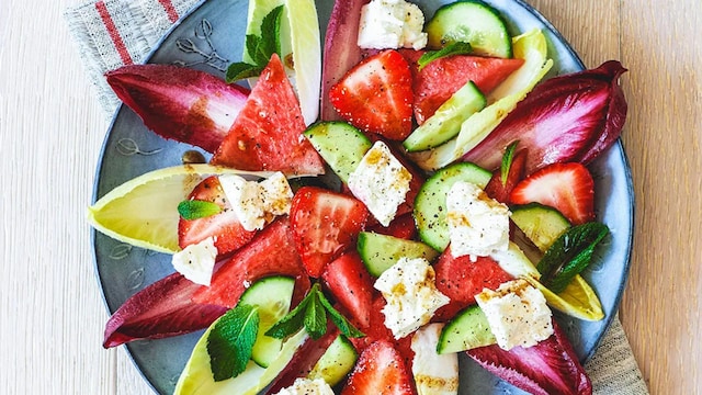 Ensalada de endivias con sandía, fresas y queso feta
