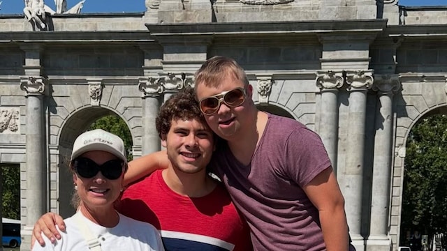 Leticia Calderón y sus hijos en la Puerta de Alcalá 
