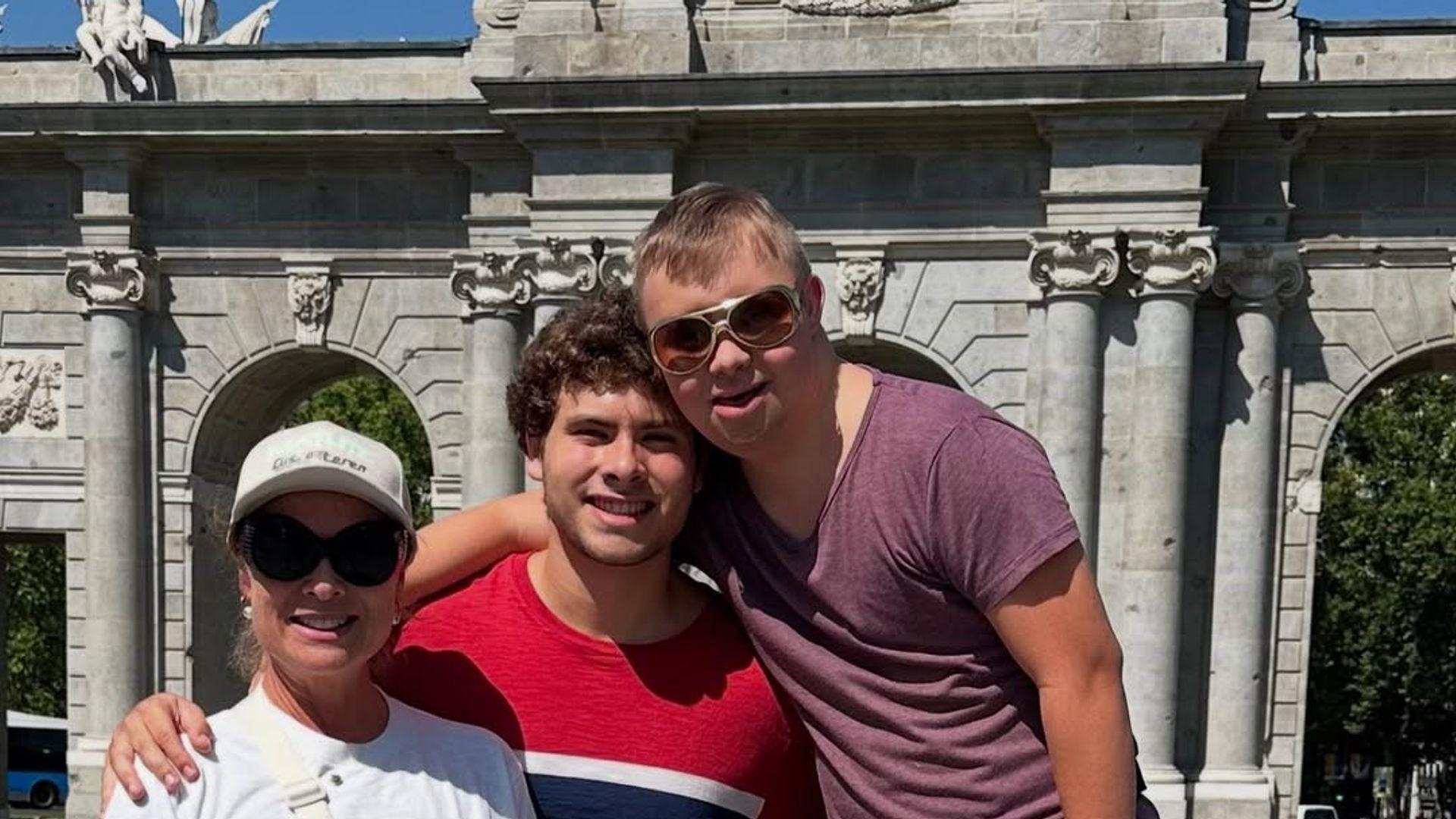 Leticia Calderón y sus hijos en la Puerta de Alcalá