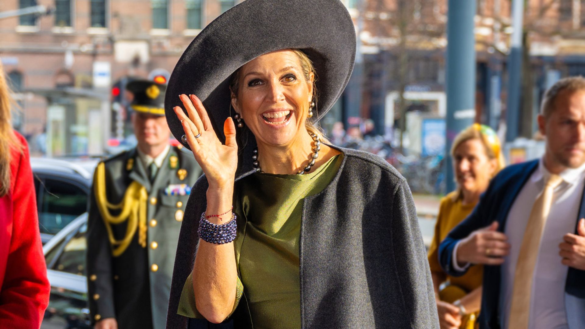 Máxima reafirma sus básicos infalibles para otoño: abrigo-capa y pamela a juego