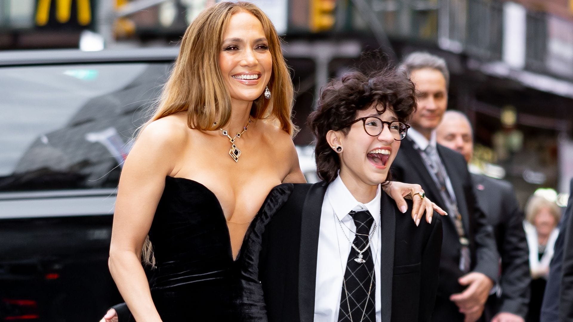 Jennifer Lopez y su hija Emme arrasan con su estilo en el debut de George Clooney en Broadway