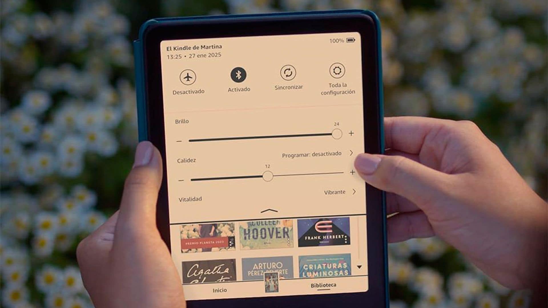 Una mujer usando un Kindle Colorsoft