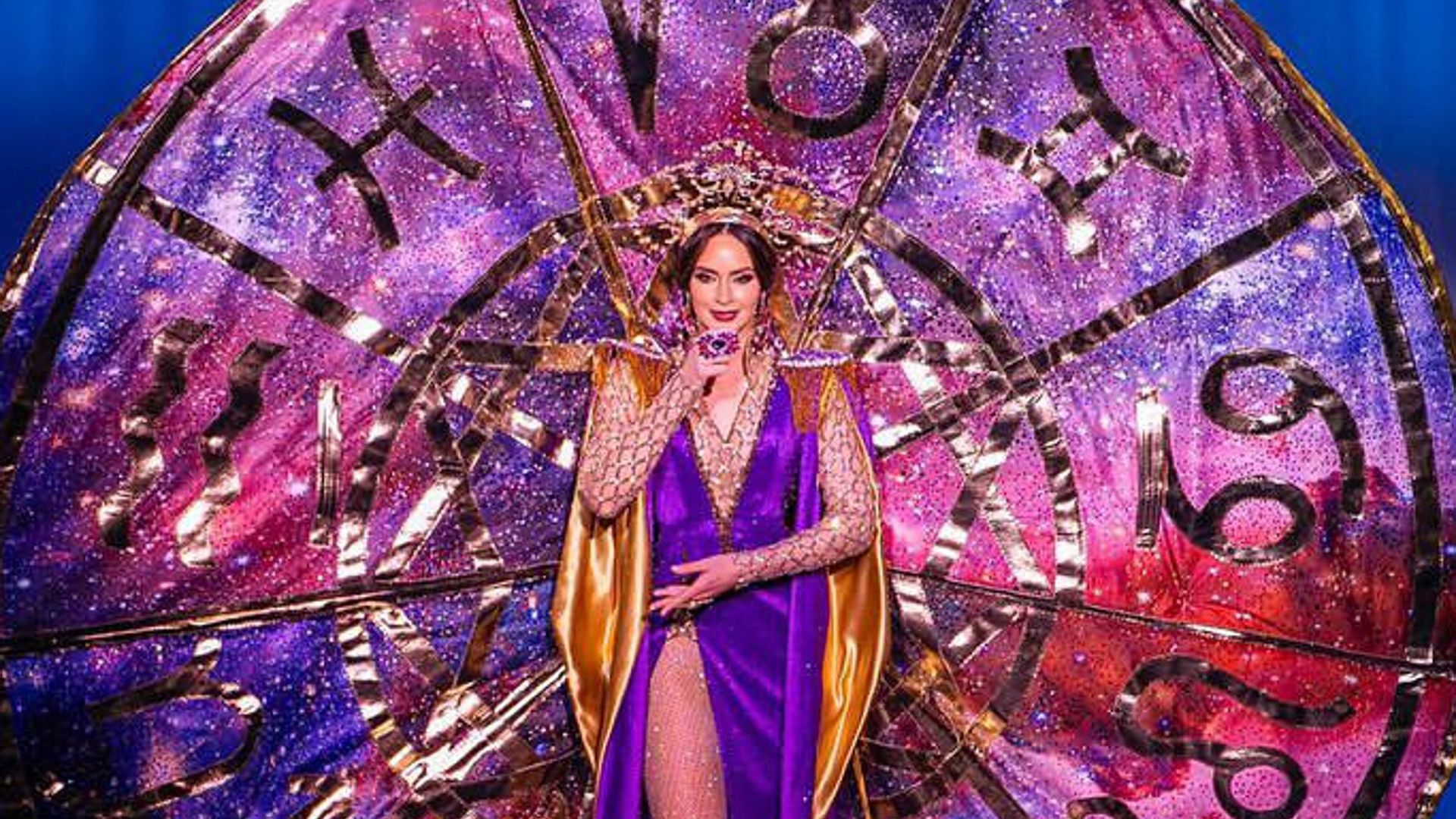 Miss Puerto Rico causa sensación con su traje típico inspirado en Walter Mercado