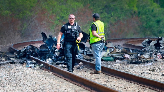La avioneta se estrelló cerca de la autopista interestatal, quedando en las vías del tren. 