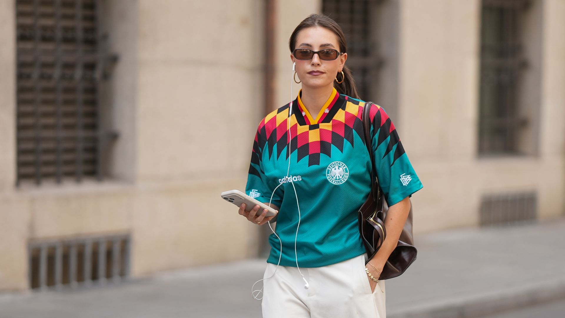 Las editoras de moda también estamos obsesionadas con las camisetas del Mundial: 6 looks para llevarlas de la oficina a un partido de fútbol