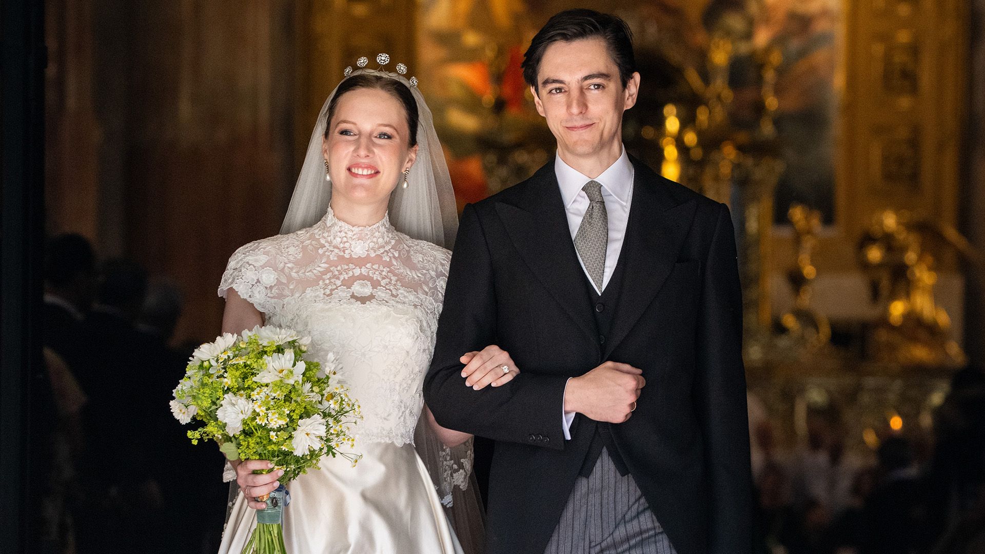 La sobrina del duque de Calabria se casa luciendo la emblemática tiara de botones de los Borbón-Dos Sicilias y un vestido imperial de encaje