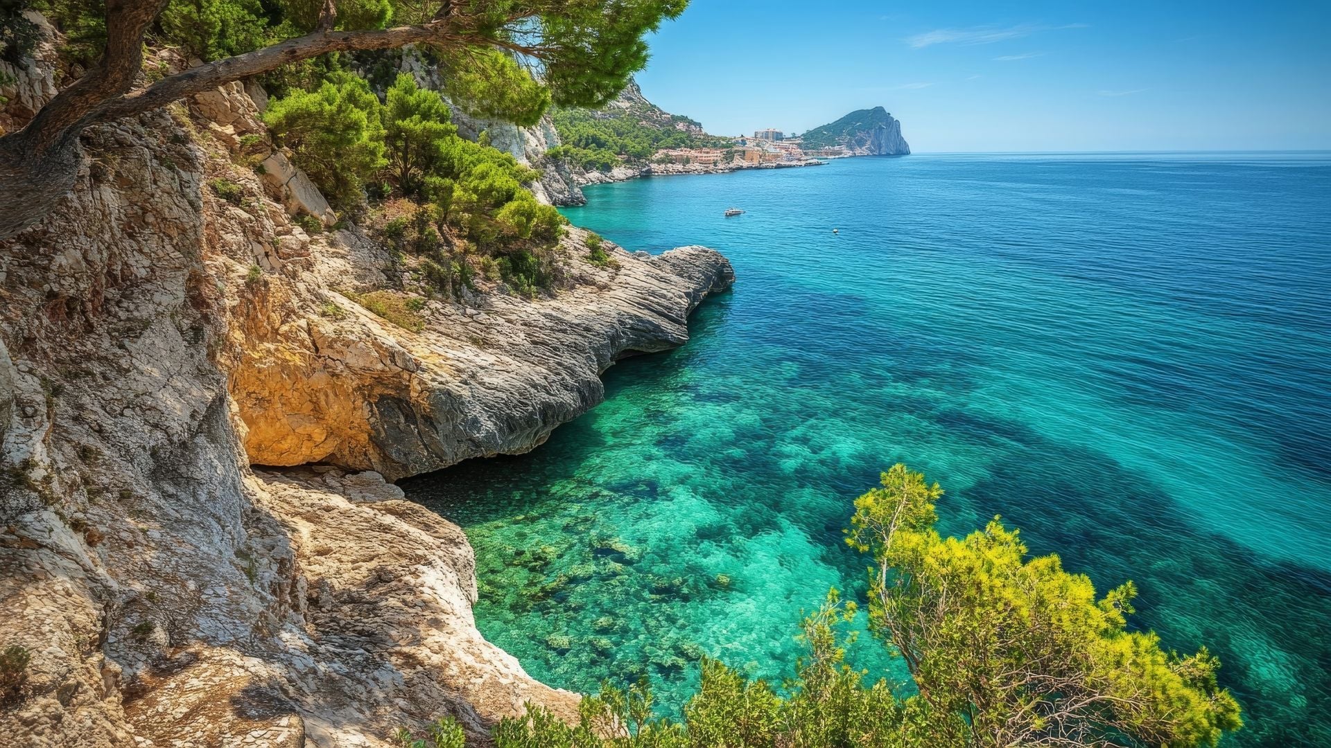 Costa de Benissa y al fondo el peñón de Ifach, Alicante