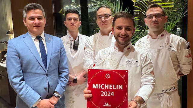 El chef Juan Manuel Barrientos celebra por su cuarta estrella Michelin en Elcielo Washington
