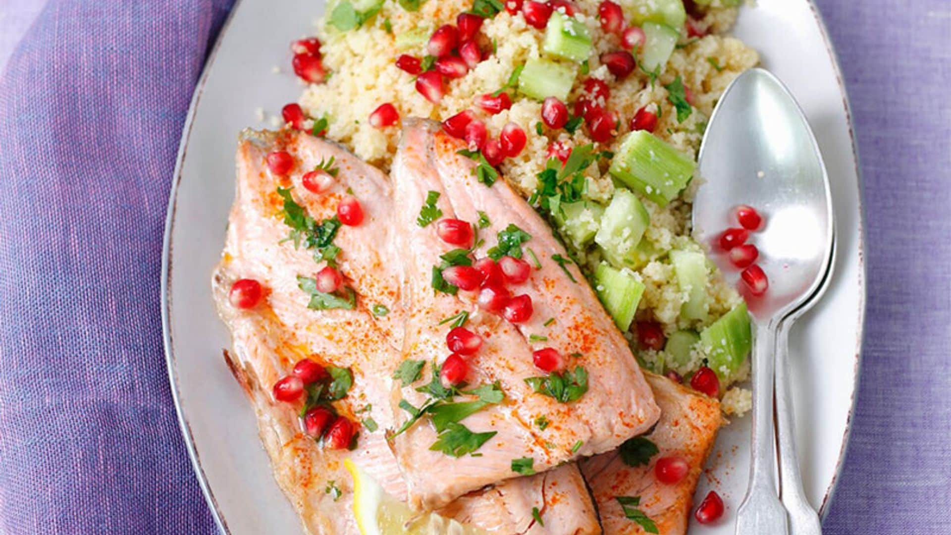 Salmón al horno con ensalada de cuscús, pepino y granada