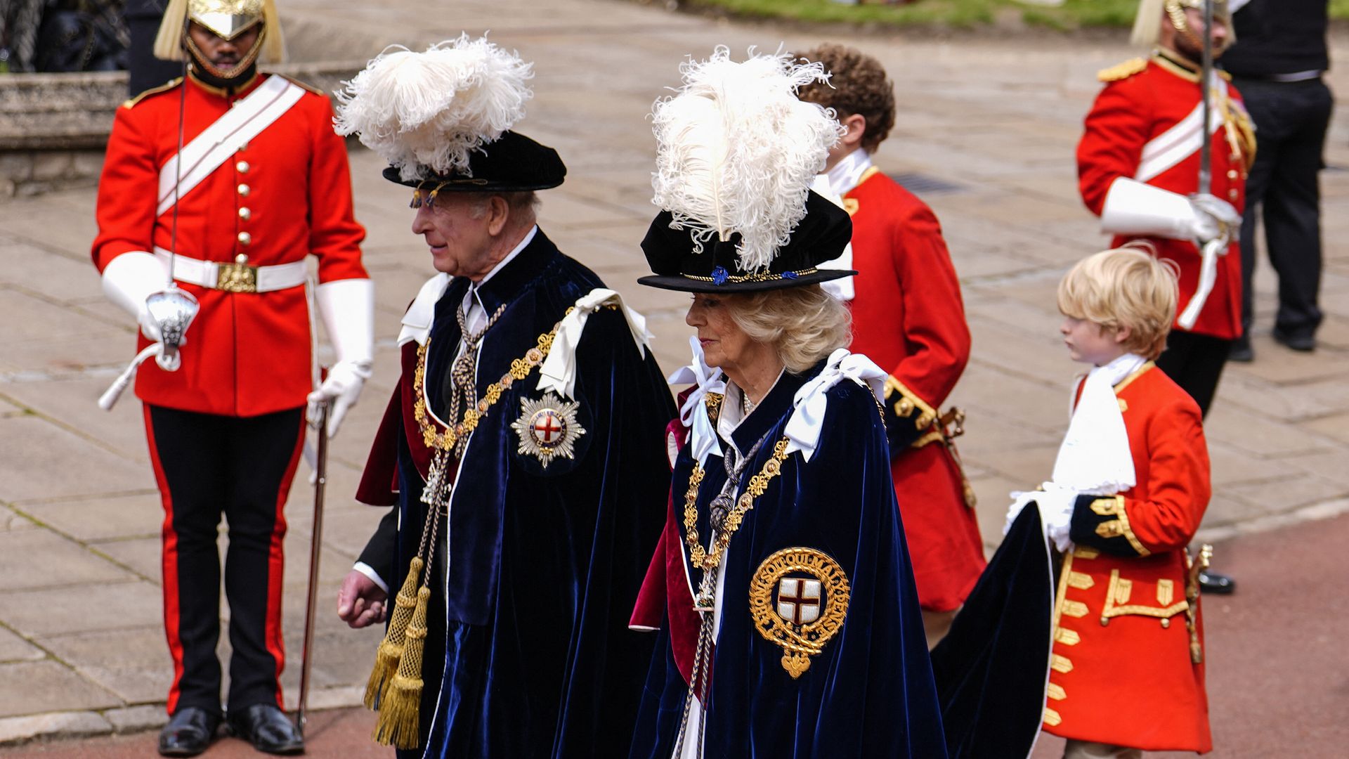 Los Reyes Carlos y Camilla en el desfile