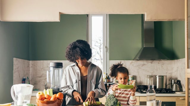 madre e hija cocinando