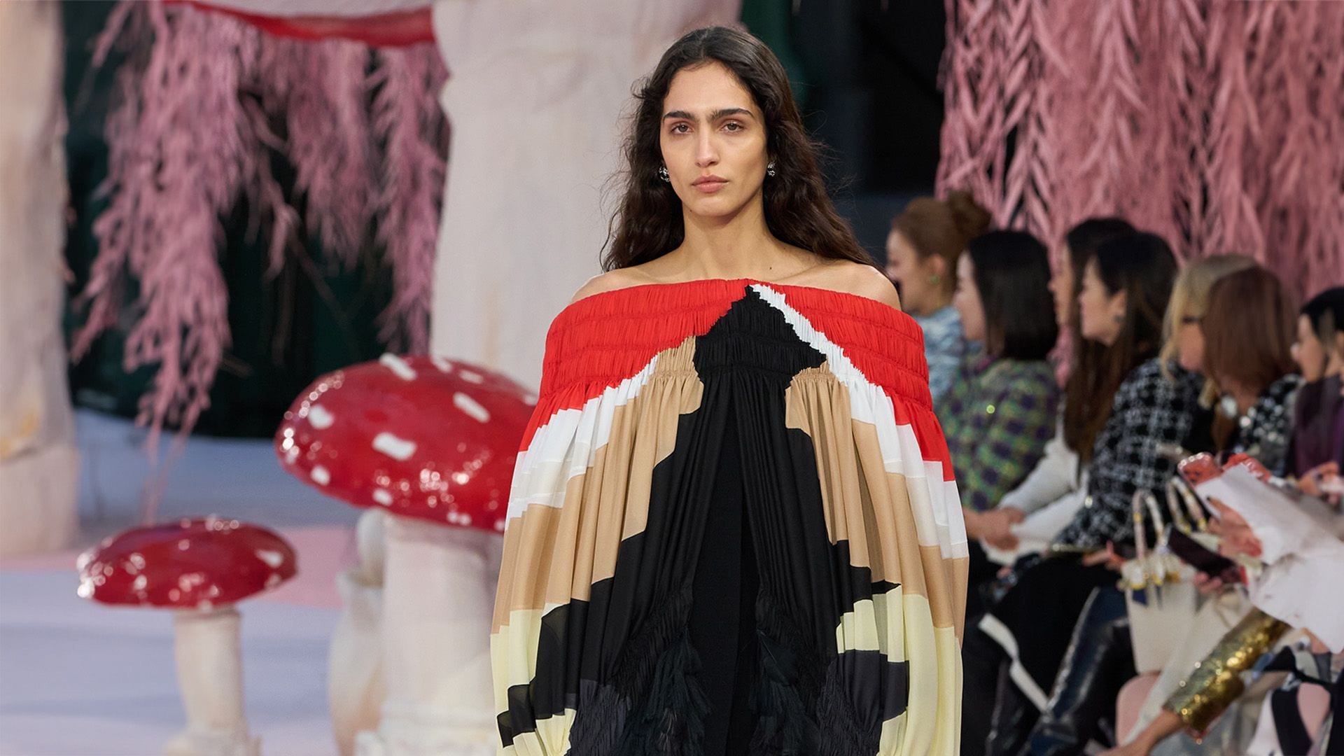 Matthieu Blazy apuesta por tejidos ultraligeros, plumas y trajes transparentes en un desfile que celebra la libertad del cuerpo