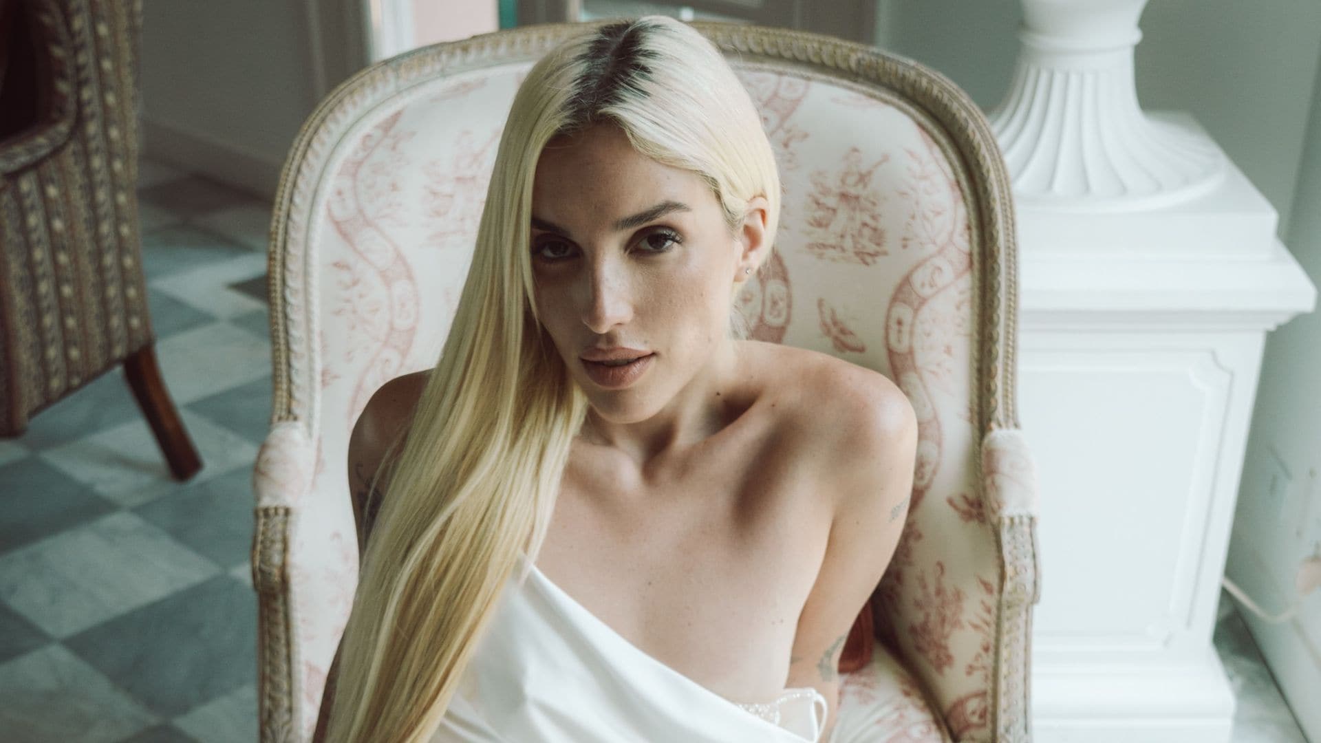 Elena Rose acaba de lanzar 'Bendito Verano', su álbum debut.