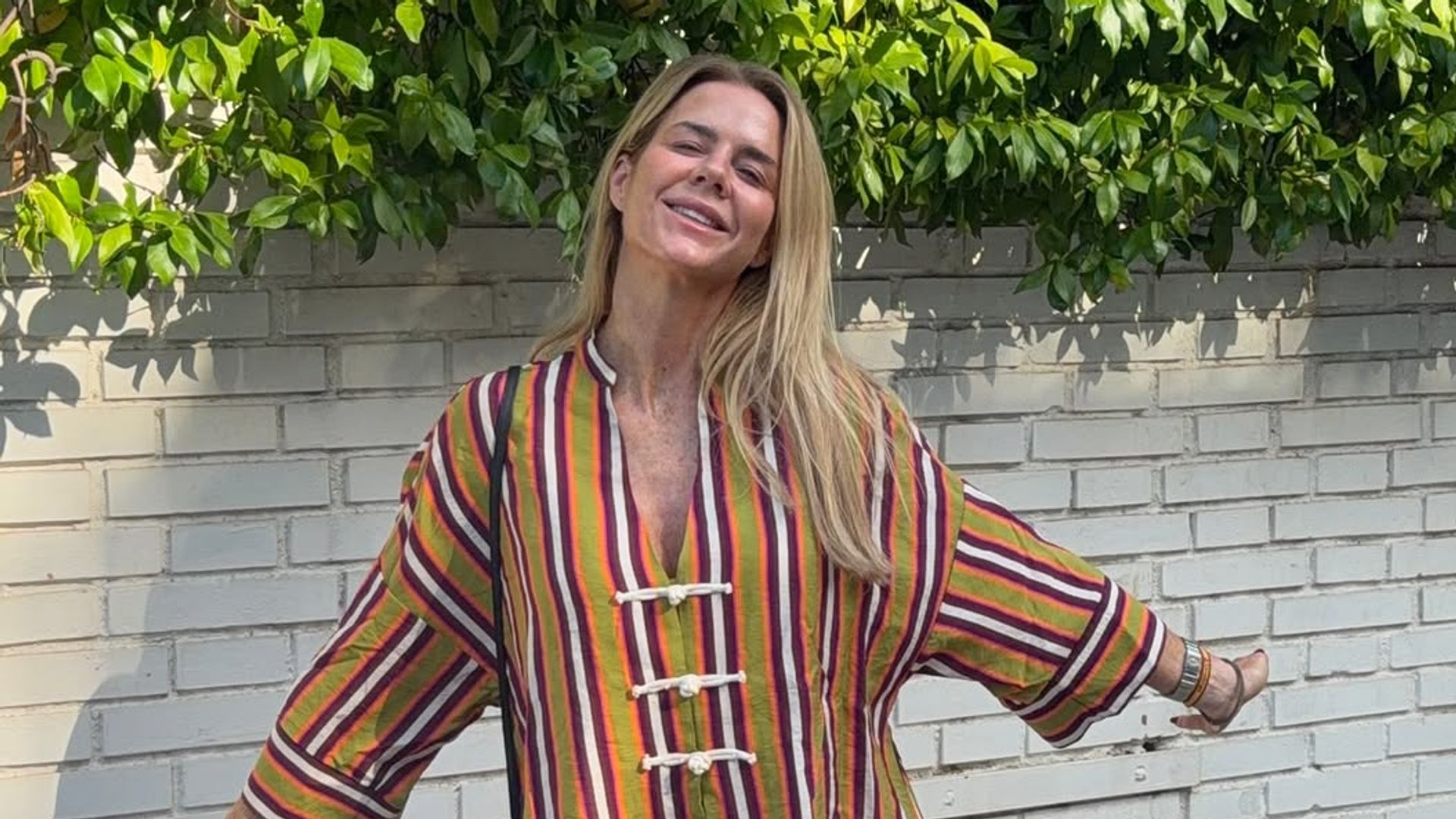 Amelia Bono estrena una camisa de rayas de Zara que se ve elegante hasta con 'shorts' muy cortos