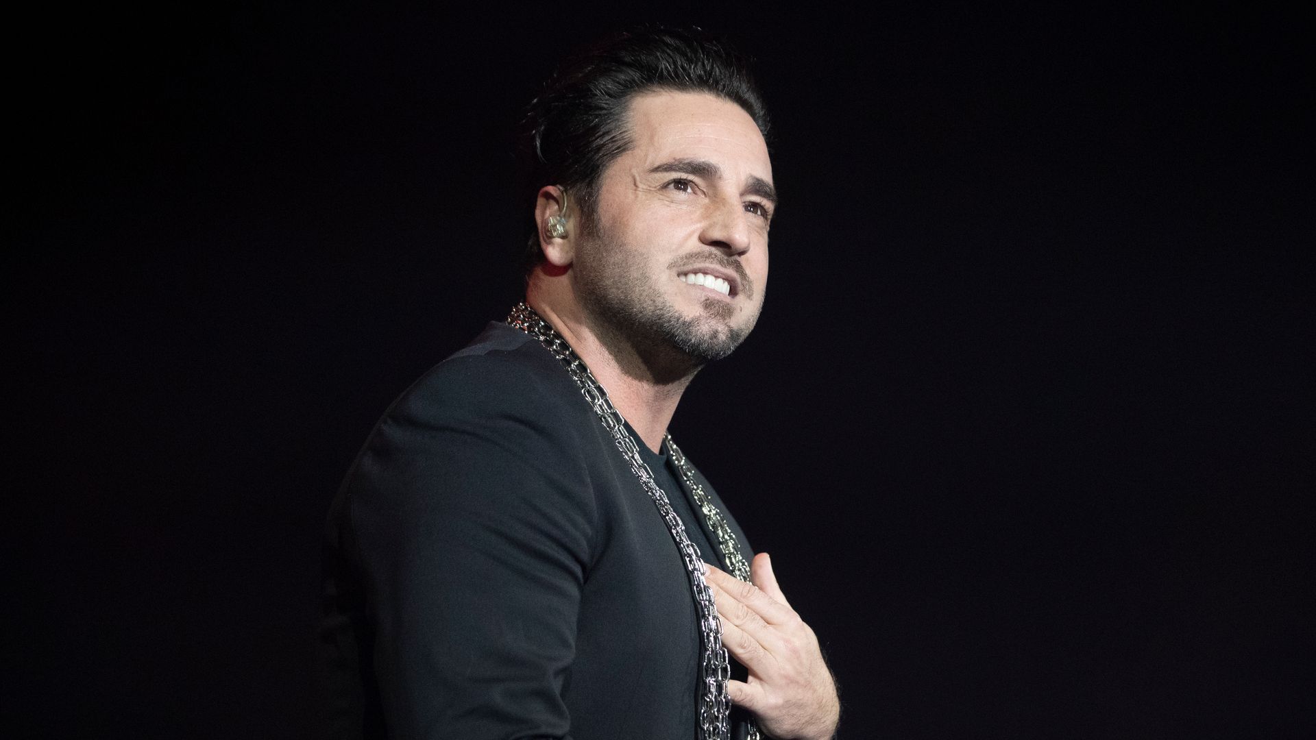 David Bustamante sube a una compañera de OT1 al escenario para homenajear a Álex Casademunt: “Le echo mucho de menos”