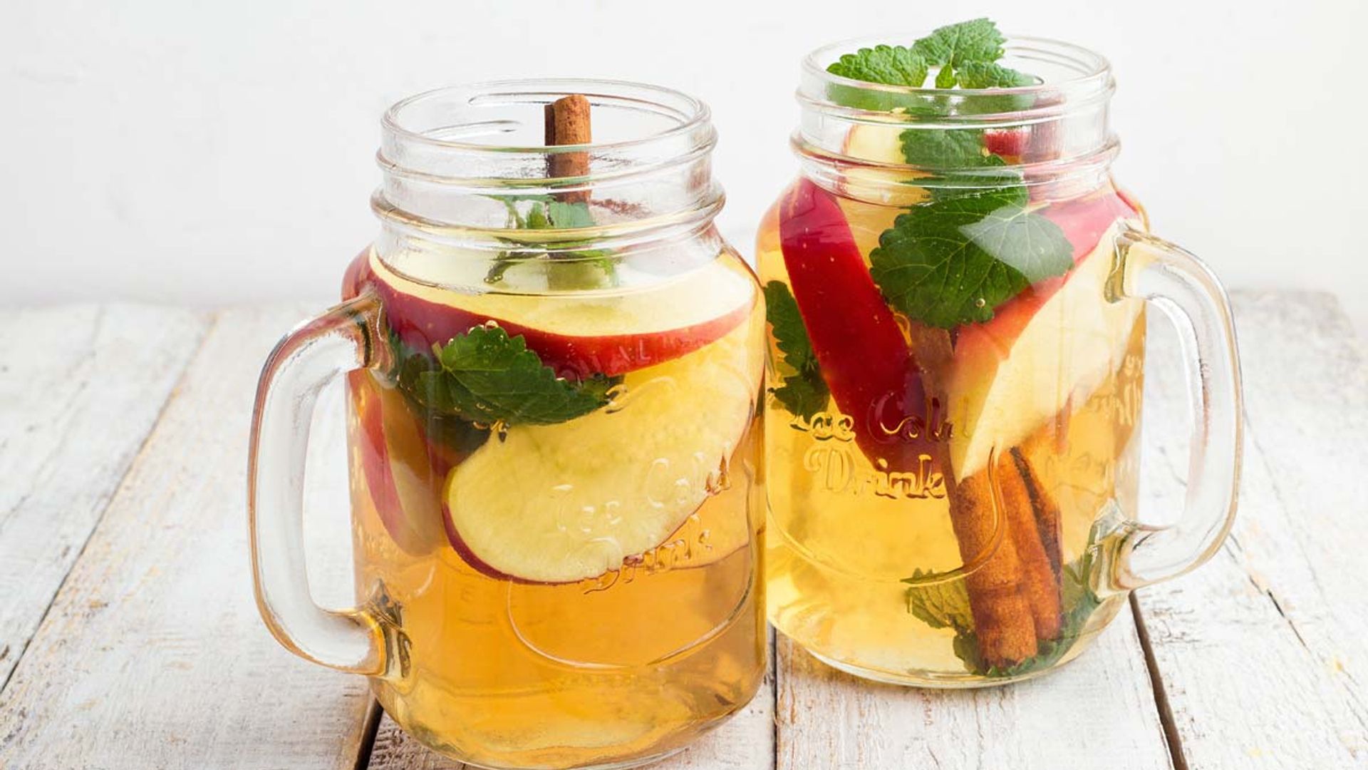 Té helado de manzana con canela