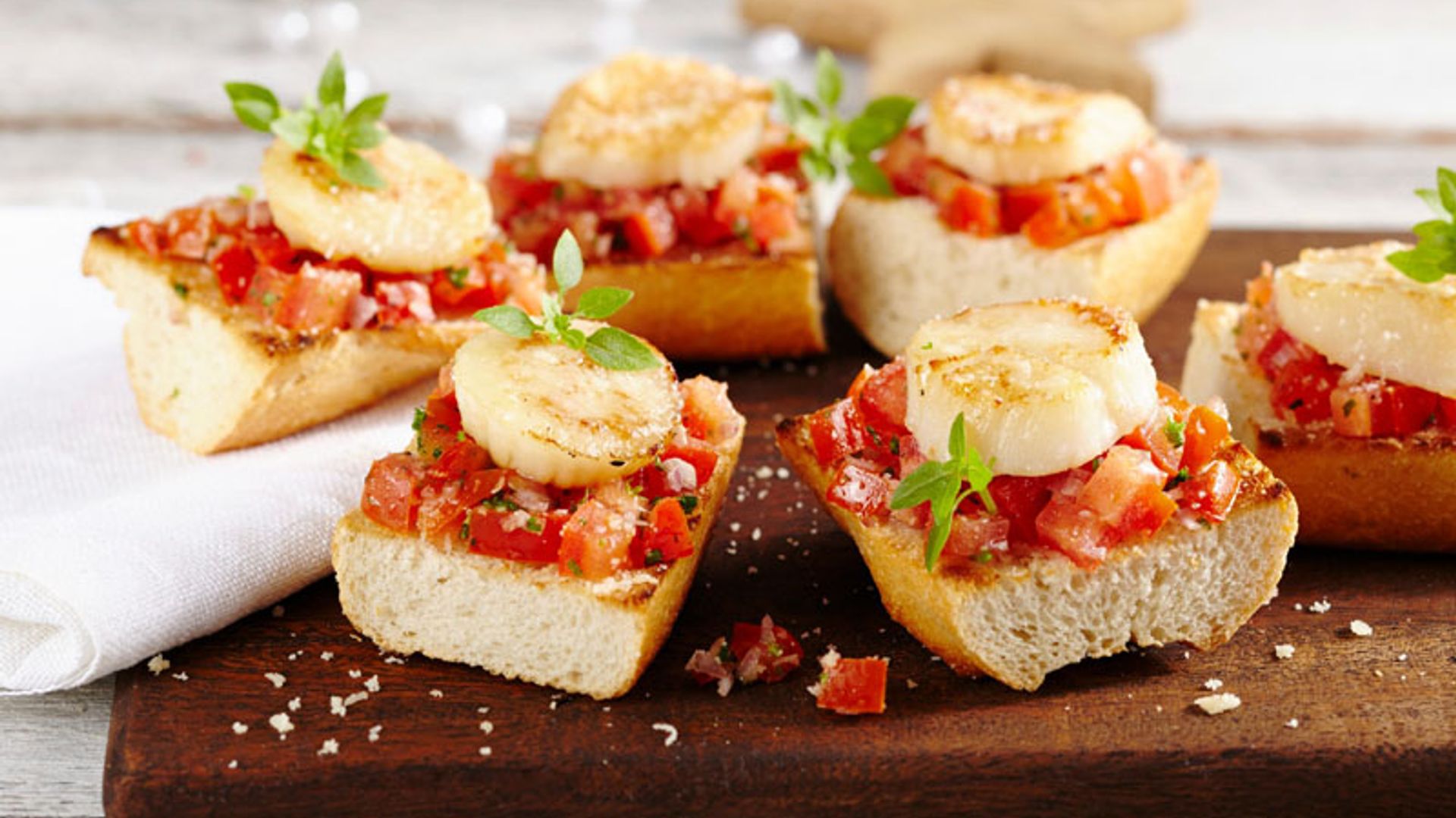 'Bruschetta' de tartar de tomate y vieiras a la plancha