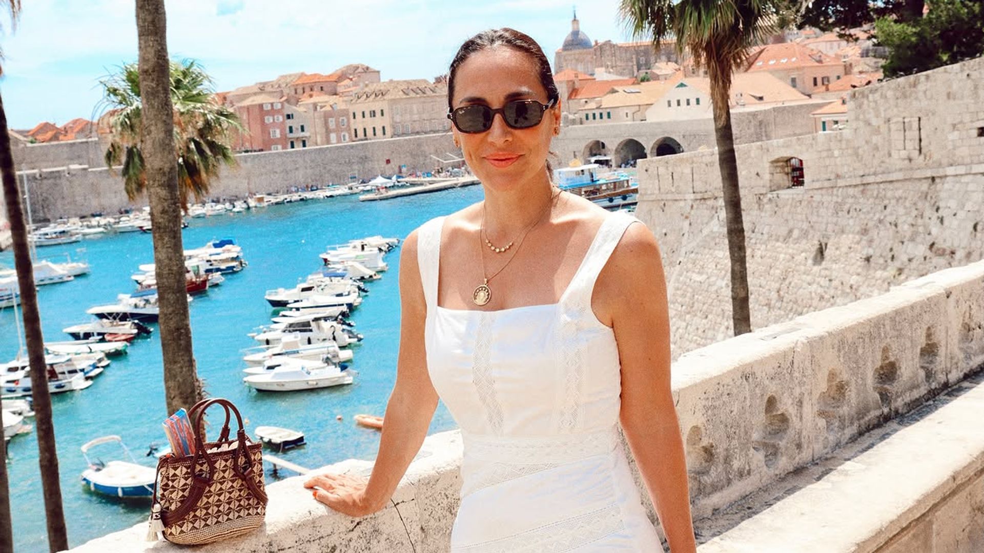Tamara Falcó en Dubrovnik con un vestido blanco de algodón de tirantes perfecto para el verano, 2026.