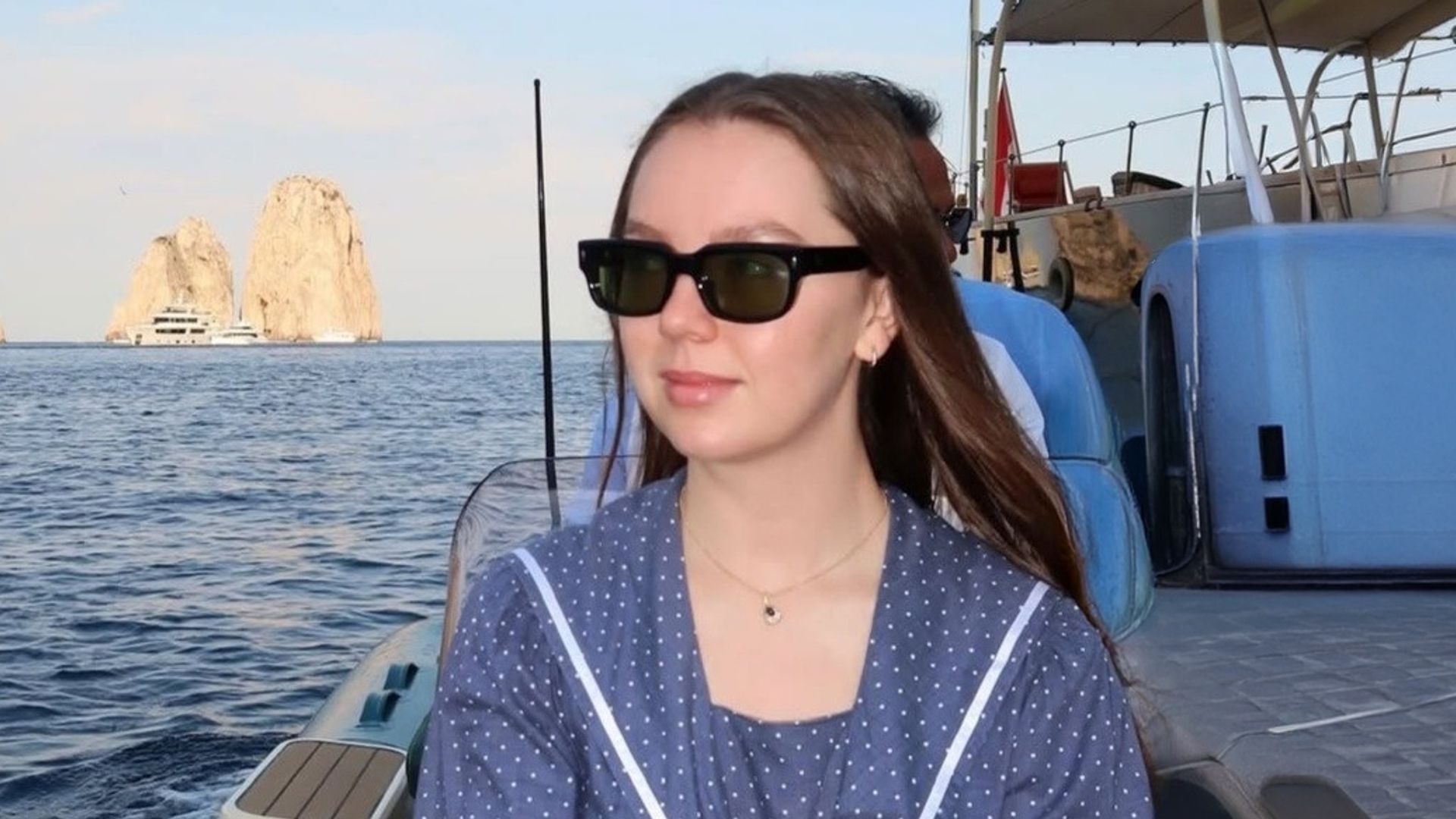 Alexandra de Hannover recupera la elegancia de Grace Kelly en Capri, Italia, 2026.