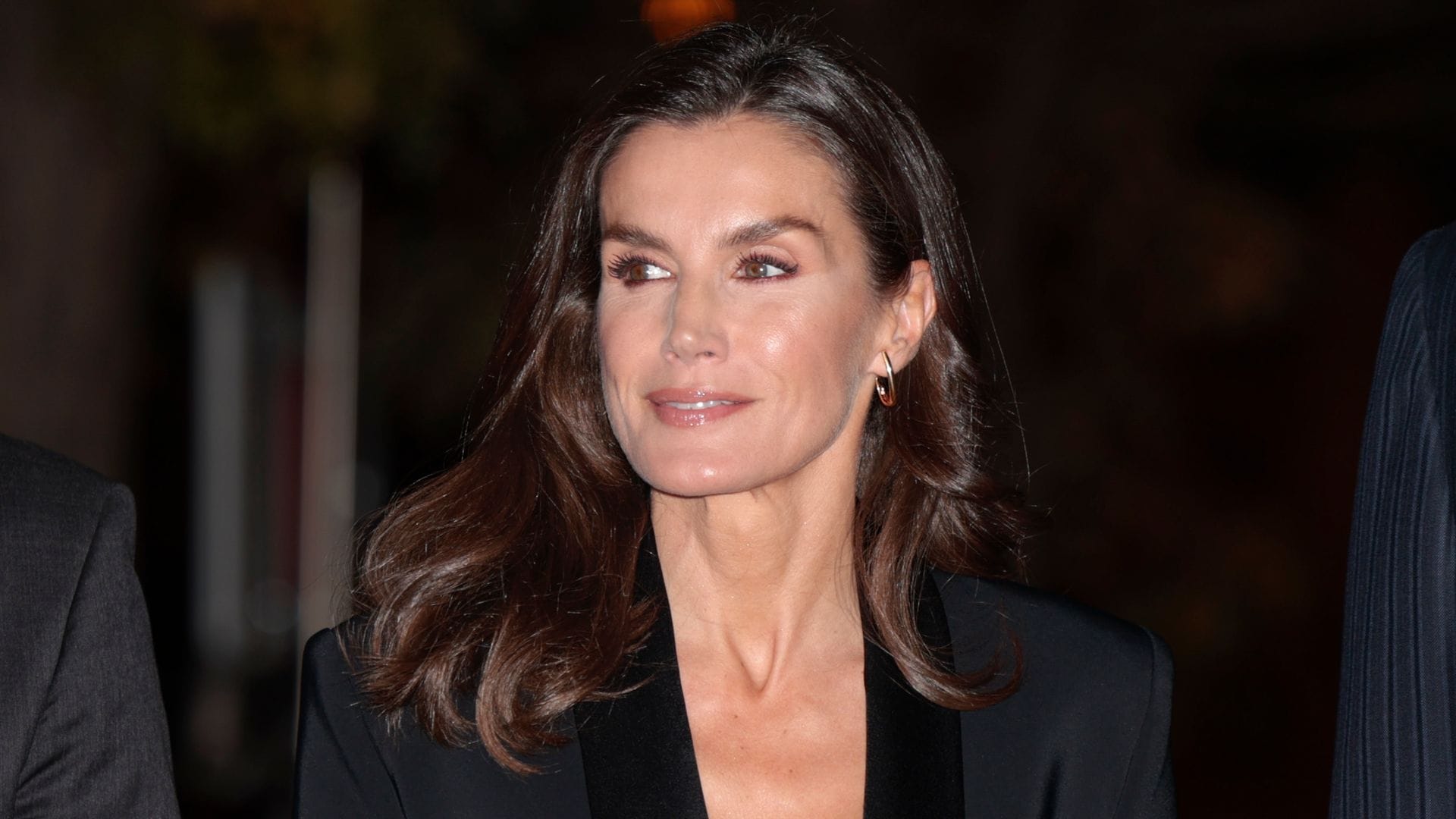 La reina Letizia, pura elegancia con un nuevo esmoquin de fiesta de Mango y top satinado