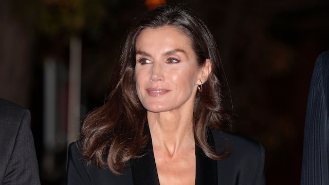 Reina Letizia en los Premios Francisco Cerecedo con traje negro