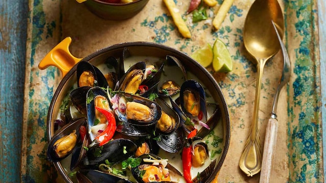 mejillones thai con patatas fritas