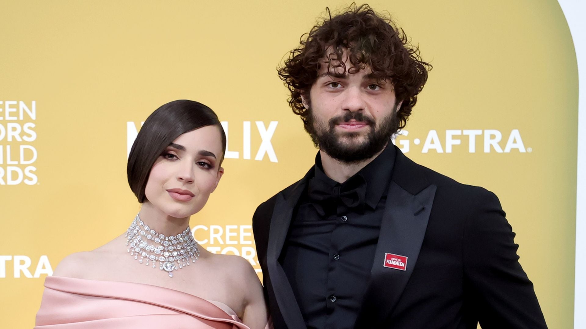 Sofia Carson y Noah Centineo: las nuevas caras de los SAG Awards 2025