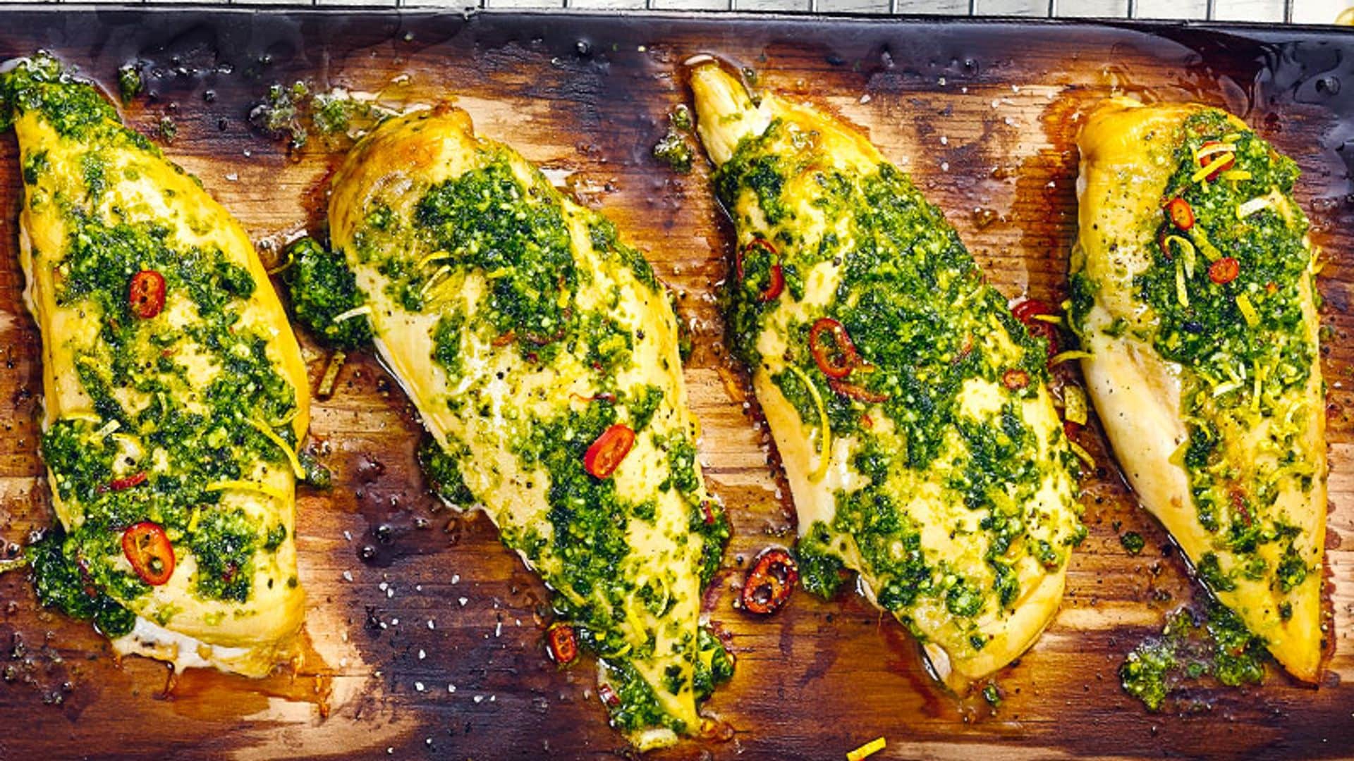 Pechugas de pollo con chimichurri de kale