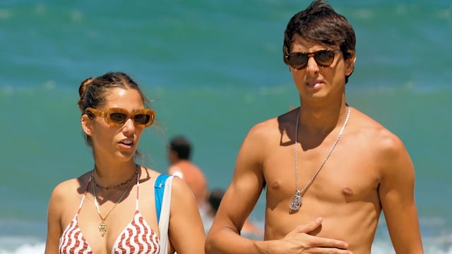 Un año después de convertirse en pareja, Andrés Roca Rey y Marina pasean relajados por las playas de Cádiz, donde, muy cerca, aunque en la provincia de Sevilla, el diestro tiene su finca