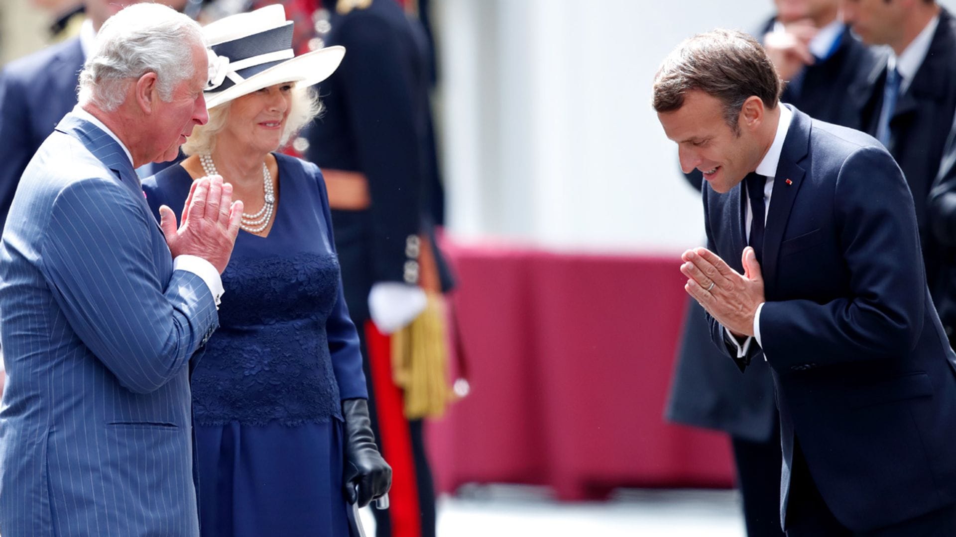 Carlos de Inglaterra y Emmanuel Macron, un encuentro marcado por una notable ausencia y muchos 'namasté'