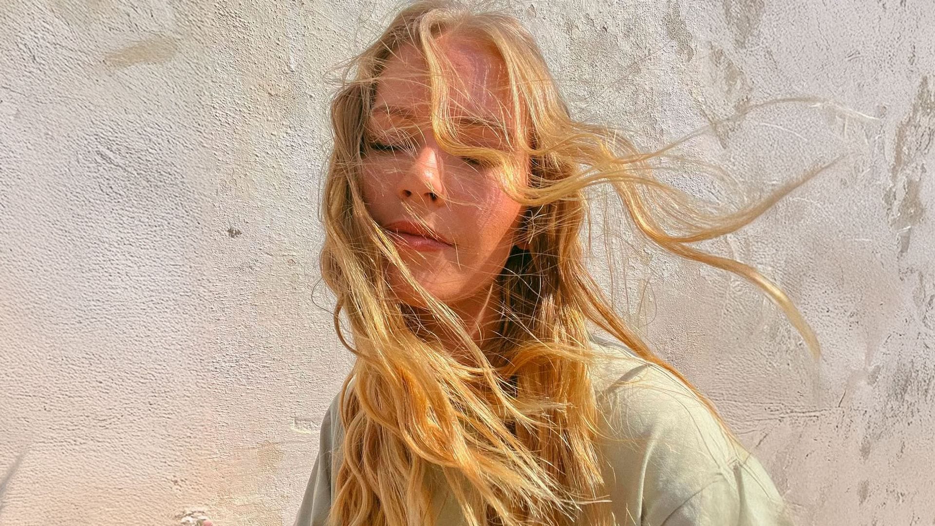 Mujer con el pelo rubio al sol