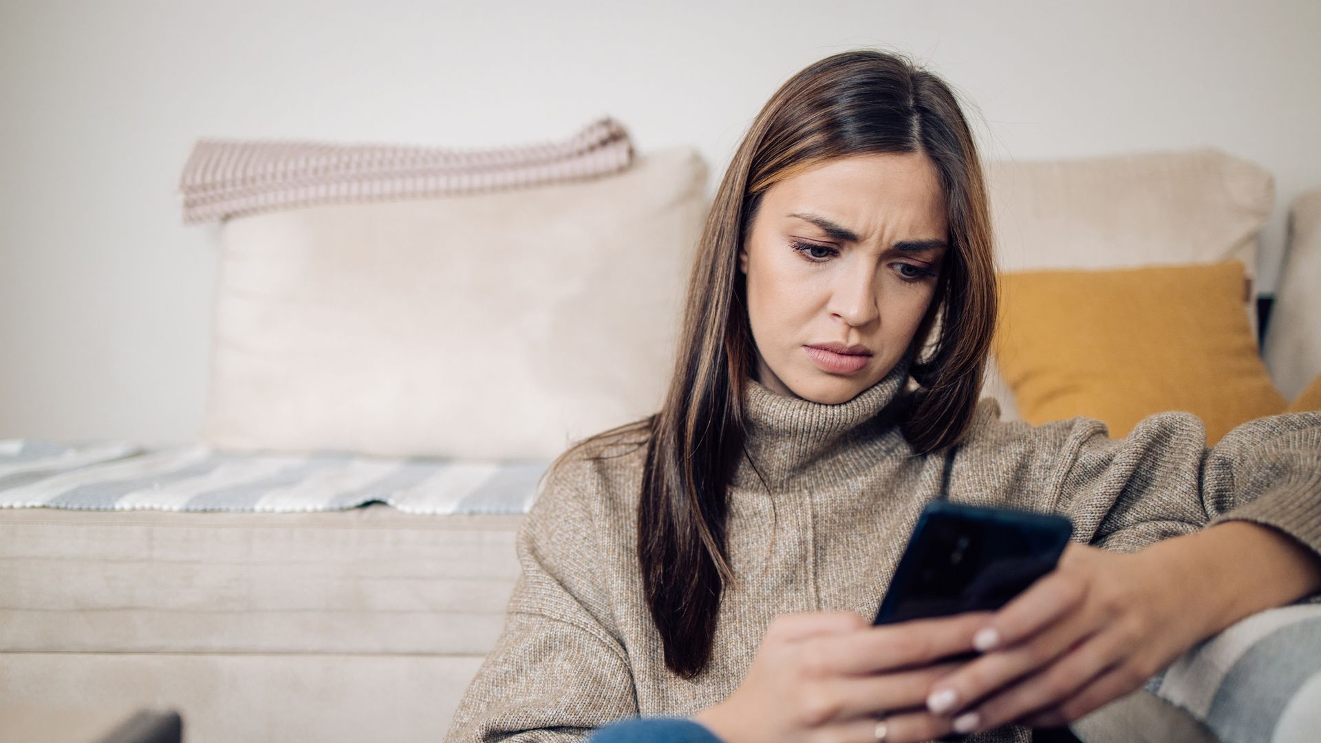 chica mirando el movil seria