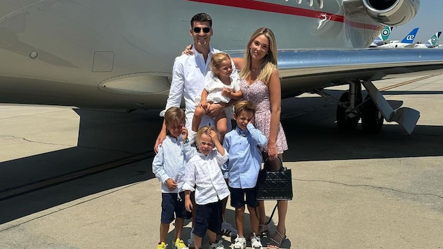Álvaro Morata y Alice Campello con sus hijos