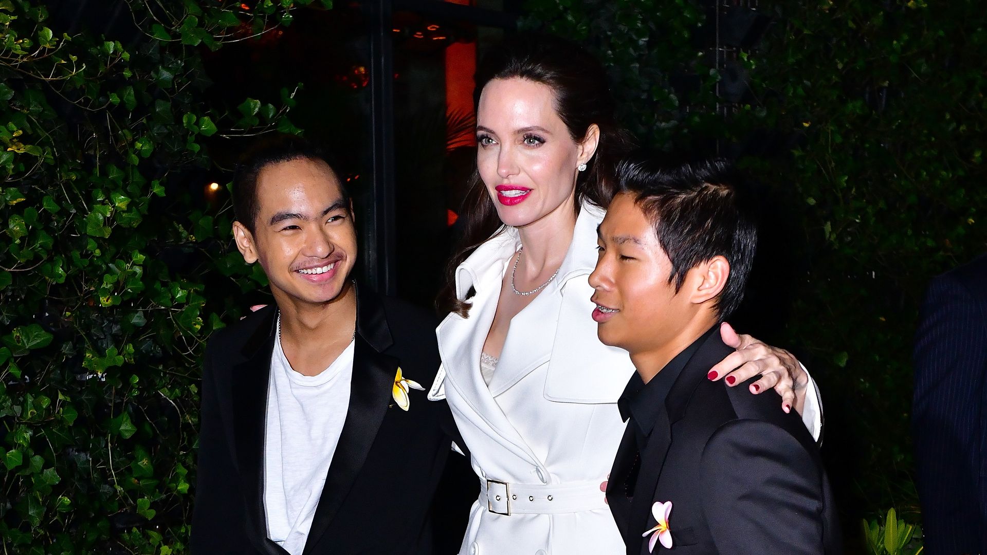Angelina con sus hijos Maddox y Pax en Nueva York
